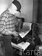 1982-1983, miejsce nieznane, Polska.
Konspiracyjna drukarnia.
Fot. NN, kolekcja NZS SGGW, zbiory Fundacji Ośrodka KARTA, udostępnili Ryszard Marszałek i Jerzy Boruc