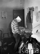 1982-1983, miejsce nieznane, Polska.
Konspiracyjna drukarnia.
Fot. NN, kolekcja NZS SGGW, zbiory Fundacji Ośrodka KARTA, udostępnili Ryszard Marszałek i Jerzy Boruc