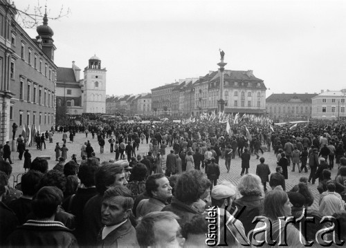 3.05.1982, Warszawa, Polska.
Demonstracja na Placu Zamkowym.
Fot. NN, kolekcja NZS SGGW, zbiory Ośrodka KARTA, udostępnili Ryszard Marszałek i Jerzy Boruc
