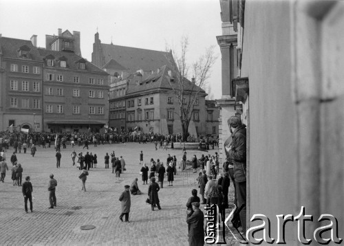 3.05.1982, Warszawa, Polska.
Demonstracja na Placu Zamkowym.
Fot. NN, kolekcja NZS SGGW, zbiory Ośrodka KARTA, udostępnili Ryszard Marszałek i Jerzy Boruc
