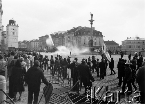 3.05.1982, Warszawa, Polska.
Demonstracja na Placu Zamkowym.
Fot. NN, kolekcja NZS SGGW, zbiory Ośrodka KARTA, udostępnili Ryszard Marszałek i Jerzy Boruc
