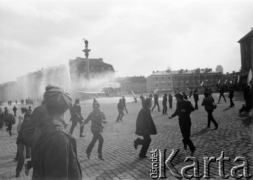 3.05.1982, Warszawa, Polska.
Demonstracja na Placu Zamkowym.
Fot. NN, kolekcja NZS SGGW, zbiory Ośrodka KARTA, udostępnili Ryszard Marszałek i Jerzy Boruc
