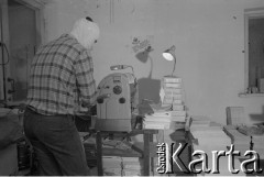 1982-1983, miejsce nieznane, Polska.
Konspiracyjna drukarnia.
Fot. NN, kolekcja NZS SGGW, zbiory Fundacji Ośrodka KARTA, udostępnili Ryszard Marszałek i Jerzy Boruc