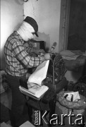 1982-1983, miejsce nieznane, Polska.
Konspiracyjna drukarnia.
Fot. NN, kolekcja NZS SGGW, zbiory Fundacji Ośrodka KARTA, udostępnili Ryszard Marszałek i Jerzy Boruc