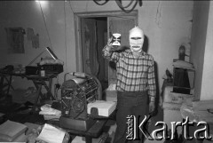 1982-1983, miejsce nieznane, Polska.
Konspiracyjna drukarnia.
Fot. NN, kolekcja NZS SGGW, zbiory Fundacji Ośrodka KARTA, udostępnili Ryszard Marszałek i Jerzy Boruc