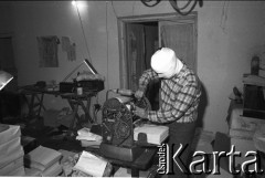 1982-1983, miejsce nieznane, Polska.
Konspiracyjna drukarnia.
Fot. NN, kolekcja NZS SGGW, zbiory Fundacji Ośrodka KARTA, udostępnili Ryszard Marszałek i Jerzy Boruc