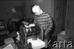 1982-1983, miejsce nieznane, Polska.
Konspiracyjna drukarnia.
Fot. NN, kolekcja NZS SGGW, zbiory Fundacji Ośrodka KARTA, udostępnili Ryszard Marszałek i Jerzy Boruc
