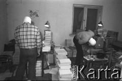 1982-1983, miejsce nieznane, Polska.
Konspiracyjna drukarnia.
Fot. NN, kolekcja NZS SGGW, zbiory Fundacji Ośrodka KARTA, udostępnili Ryszard Marszałek i Jerzy Boruc