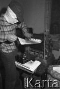 1982-1983, miejsce nieznane, Polska.
Konspiracyjna drukarnia.
Fot. NN, kolekcja NZS SGGW, zbiory Fundacji Ośrodka KARTA, udostępnili Ryszard Marszałek i Jerzy Boruc