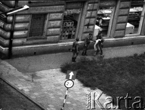 31.08.1982, Warszawa, Polska.
Manifestacje w drugą rocznicą podpisania porozumień sierpniowych - róg Ordynackiej i Kopernika, aresztowanie demonstranta.
Fot. Zygmunt Świątek, zbiory Ośrodka KARTA
