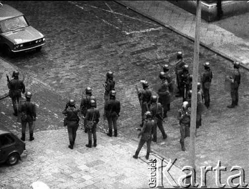 31.08.1982, Warszawa, Polska.
Manifestacje w drugą rocznicą podpisania porozumień sierpniowych - oddział ZOMO na ulicy Kopernika.
Fot. Zygmunt Świątek, zbiory Ośrodka KARTA
