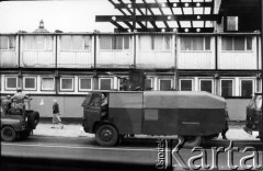 31.08.1982, Warszawa, Polska.
Manifestacje w drugą rocznicę podpisania porozumień sierpniowych - samochody ZOMO.
Fot. NN, zbiory Ośrodka KARTA
