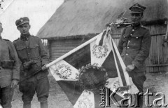 1919-1920, Dzierzgowo, pow. Przasnysz, woj. warszawskie, Polska.
Wojna polsko-bolszewicka. Sztandar jednostki im. generała Tadeusza Kościuszki, sztandar trzyma Stefan Kulik.
Fot. NN, zbiory Ośrodka KARTA, kolekcja Stanisława Kato, udostępnił Wojciech Kato
