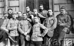 6.11.1915, Budapeszt, Austro-Węgry.
Słuchacze artyleryjskiej szkoły oficerskiej, na tle drzwi z lewej stoi Stanisław Kato.
Fot. NN, zbiory Ośrodka KARTA, kolekcja Stanisława Kato, udostępnił Wojciech Kato
