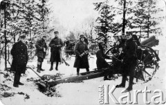 5.12.1918, Lwów.
Stanowiska artylerii na Cytadeli, trzeci z lewej stoi Stanisław Kato.
Fot. NN, zbiory Ośrodka Karta, udostepnił Wojciech Kato