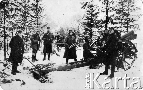 5.12.1918, Lwów.
Stanowiska artylerii na Cytadeli, trzeci z lewej stoi Stanisław Kato.
Fot. NN, zbiory Ośrodka Karta, udostepnił Wojciech Kato