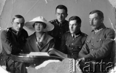 01.1921, Wilno, Polska.
Fotografia ślubna - młoda para i goście, z prawej siedzi Stanisław Kato.
Fot. NN, zbiory Ośrodka KARTA, kolekcja Stanisława Kato, udostępnił Wojciech Kato