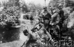 Czerwiec 1928, Wilno, Polska.
Żołnierze Wojska Polskiego nad Wilią, w głębi stoi Stanisław Kato.
Fot. NN, zbiory Ośrodka KARTA, kolekcja Stanisława Kato, udostępnił Wojciech Kato
