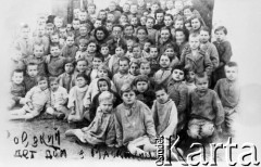 Wiosna 1945, Mojun-Kum, Dżambulska obł., Kazachska SRR, ZSRR.
Wychowankowie i pracownicy polskiego domu dziecka. Napis prawdopodobnie wydrapany na negatywie: Polskij Diet dom w Ma[...]kim [nieczytelne].
Fot. NN, zbiory Ośrodka KARTA