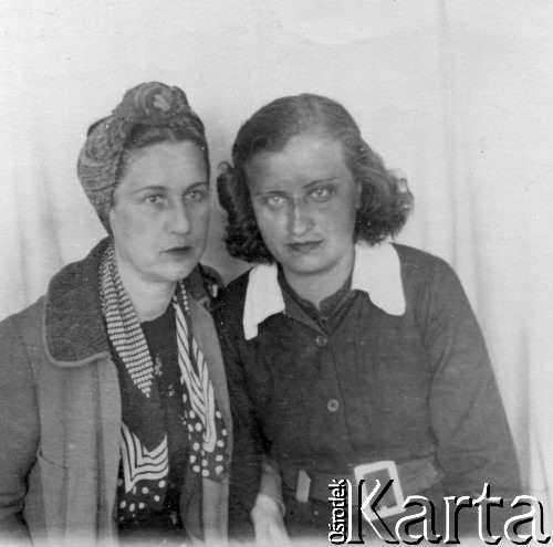 07.05.1948, Mołotow, Permska obł., ZSRR.
Jadwiga Borodziuk i Irena Husar na zesłaniu - zdjęcie portretowe.
Fot. NN, zbiory Ośrodka KARTA