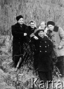 Wrzesień 1955, Chakaski rej., Krasnojarski Kraj, ZSRR.
Byli więźniowie łagrów na zesłaniu w Krasnojarskim Kraju. Grupa osób w plenerze.  Z przodu stoi Hipolit Jurewicz, wyżej od prawej: NN, Jadwiga Borodziuk, Marta Rybicka, Adam Zaniewski.
Fot. NN, zbiory Ośrodka KARTA

