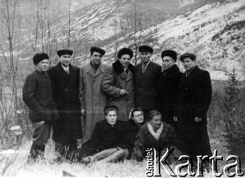 Wrzesień 1955, Chakaski rej., Krasnojarski Kraj, ZSRR.
Grupa zesłańców pracujących w kopalni złota - upozowani w plenerze. Od prawej stoją: Hipolit Jurewicz, Adam Zaniewski, Antoni Tertyń; czwarty, szósty i siódmy: Polacy z ZSRR; piąty i siedzący od lewej Ukraińcy. Od prawej siedzą: Jadwiga Borodziuk, Marta Rybicka.
Fot. NN, zbiory Ośrodka KARTA