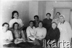 15.08.1955, Tajszet, Irkucka obł., ZSRR.
Grupa kobiet, w białej chustce na głowie - Maria Lesiecka, pielęgniarka.
Fot. NN, zbiory Ośrodka KARTA
