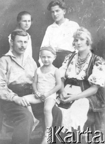 Przed 1939, Polska.
Polacy represjonowani w ZSRR. Władysław Osielski (syn Karola i Kleopatry z Tisów), zaginął, obok jego żona Marianna Parzycka-Osielska (córka Rocha i Franciszki z Wróblów) oraz ich dzieci.
Fot. NN, zbiory Ośrodka KARTA