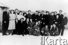 1955, Magadańska obł., Kołyma, ZSRR.
Polacy, pracownicy huty szkła, przebywający na zesłaniu 72 km od Magadanu, po uwolnieniu z łagrów.
Fot. NN, zbiory Ośrodka KARTA

