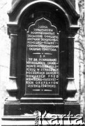 Brak daty, Katyń, Smoleńska obł., ZSRR.
Pomnik poświęcony pamięci ofiar Katynia, postawiony prawdopodobnie w roku 1946 r. kilkaset metrów od faktycznego miejsca zbrodni; napis w języku rosyjskim i polskim o następującej treści: 