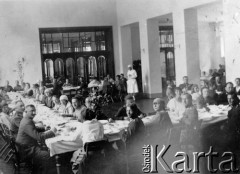 Lata 20., brak miejsca.
Podwieczorek dla żołnierzy.
Fot. NN, zbiory Ośrodka KARTA, udostępniła Halina Jasińska