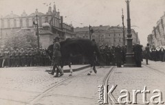 1935, Kraków, Polska.
Pogrzeb Marszałka Józefa Piłsudskiego, uroczystości na Rynku Starego Miasta, Kasztanka przykryta kirem.
Fot. NN, zbiory Ośrodka KARTA, udostępniła Karolina Popczyńska

