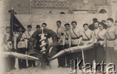 Styczeń 1939, Warszawa, Polska.
Pogrzeb Romana Dmowskiego, delegacja młodzieży z wieńcem.
Fot. NN, zbiory Ośrodka KARTA

