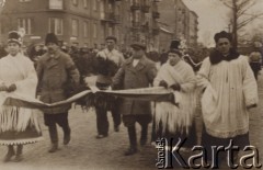Styczeń 1939, Warszawa, Polska.
Pogrzeb Romana Dmowskiego, delegacja z wieńcem w kondukcie pogrzebowym.
Fot. NN, zbiory Ośrodka KARTA

