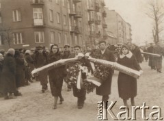 Styczeń 1939, Warszawa, Polska.
Pogrzeb Romana Dmowskiego, kondukt na ulicach Warszawy, delegacja młodzieży z wieńcem.
Fot. NN, zbiory Ośrodka KARTA

