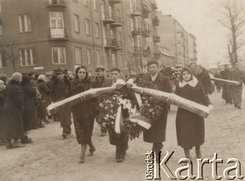 Styczeń 1939, Warszawa, Polska.
Pogrzeb Romana Dmowskiego, kondukt na ulicach Warszawy, delegacja młodzieży z wieńcem.
Fot. NN, zbiory Ośrodka KARTA

