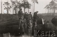 Wrzesień 1950, Wolin, woj. szczecińskie, Polska.
Grupa leśników obok sprzętu wojskowego z czasów II wojny światowej porzuconego w lasach Nadleśnictwa Świnoujście.
Fot. NN, zbiory Ośrodka KARTA