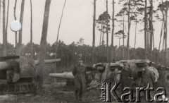 Wrzesień 1950, Wolin, woj. szczecińskie, Polska.
Grupa leśników obok sprzętu wojskowego z czasów II wojny światowej porzuconego w lasach Nadleśnictwa Świnoujście.
Fot. NN, zbiory Ośrodka KARTA
