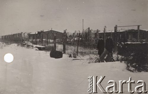 28.02.1947, Kostrzyn nad Odrą, woj. szczecińskie, Polska.
Ruiny obozu jenieckiego, zasieki z drutu kolczastego.
Fot. NN, zbiory Ośrodka KARTA