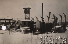 28.02.1947, Kostrzyn nad Odrą, woj. szczecińskie, Polska.
Ruiny obozu jenieckiego, zasieki z drutu kolczastego i wieżyczka strażnicza.
Fot. NN, zbiory Ośrodka KARTA