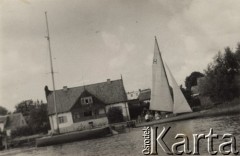 1954, Mikołajki, woj. olsztyńskie, Polska.
Kartka pocztowa przesłana Bronisławowi Peszyńskiemu z pobytu w Mikołajkach. Jachty na jeziorze, w tle widoczne są domy mieszkalne.     
Fot. NN, zbiory Ośrodka KARTA