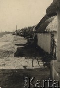 1941-1942, Ukraina.
Wieś ukraińska. Fotografia wykonana przez żołnierza Wehrmachtu podczas ofensywy wojsk niemieckich.
Fot. NN, zbiory Ośrodka KARTA.
 
