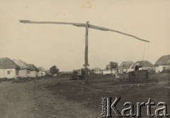 1941-1942, Ukraina.
Wieś ukraińska, kobieta przy studni z żurawiem. Fotografia wykonana przez żołnierza Wehrmachtu podczas ofensywy wojsk niemieckich.
Fot. NN, zbiory Ośrodka KARTA
 
