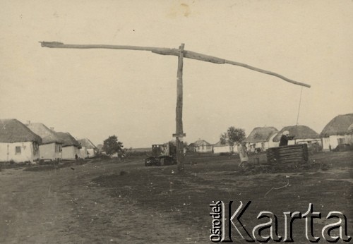 1941-1942, Ukraina.
Wieś ukraińska, kobieta przy studni z żurawiem. Fotografia wykonana przez żołnierza Wehrmachtu podczas ofensywy wojsk niemieckich.
Fot. NN, zbiory Ośrodka KARTA
 
