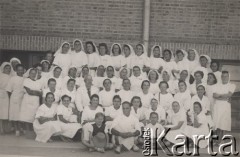 Lata 40., brak miejsca.
Personel szpitala, pielęgniarki i lekarze.
Fot. NN, zbiory Ośrodka KARTA