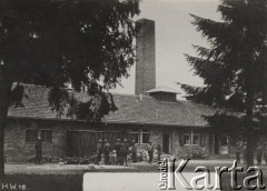 Maj 1945, Dachau, Niemcy.
Żołnierze amerykańscy przed krematorium obozu koncentracyjnego wkrótce po wyzwoleniu.
Fot. NN, zbiory Ośrodka KARTA, udostępnił brat Rafał Kowal SJ
