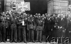 4.06.1937, Lwów, Polska.
Powstancy śląscy - grupa ze Lwowa, przed wyruszeniem pieszo do Piekar Śląskich z urną zawierającą ziemię z Cmentarza Orląt i Kopca w Zadwórzu, która miała być złołona na Kopcu Wyzwolenia w Piekarach, od lewej w mundurach stoją: Zdebelak, Mielczarek, Czerny (z urną). Dwoina (ł) i Pełech.
Fot. NN, zbiory Ośrodka KARTA