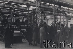 Lata 50., Poznań, Polska.
Zakłady Przemysłu Metalowego im. Hipolita Cegielskiego, grupa osób w hali produkcyjnej.
Fot. NN, zbiory Ośrodka KARTA
