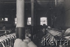 Lata 50., Poznań, Polska.
Zakłady Przemysłu Metalowego im. Hipolita Cegielskiego, robotnica w hali produkcyjnej.
Fot. NN, zbiory Ośrodka KARTA
