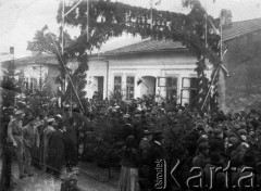 1919-1920, Kosów, woj. stanisławowskie, Polska.
Wojna polsko-bolszewicka. Wkroczenie polskich oddziałów do Kosowa.
Fot. NN, zbiory Ośrodka KARTA, udostępniła Teofila Brylska
